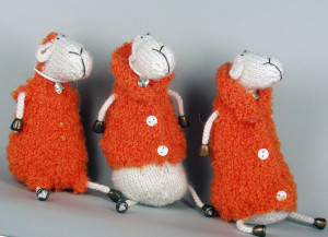 Овца вязаная в оранжевом пальто