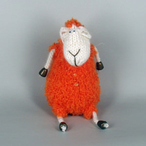 Овца вязаная в оранжевом пальто